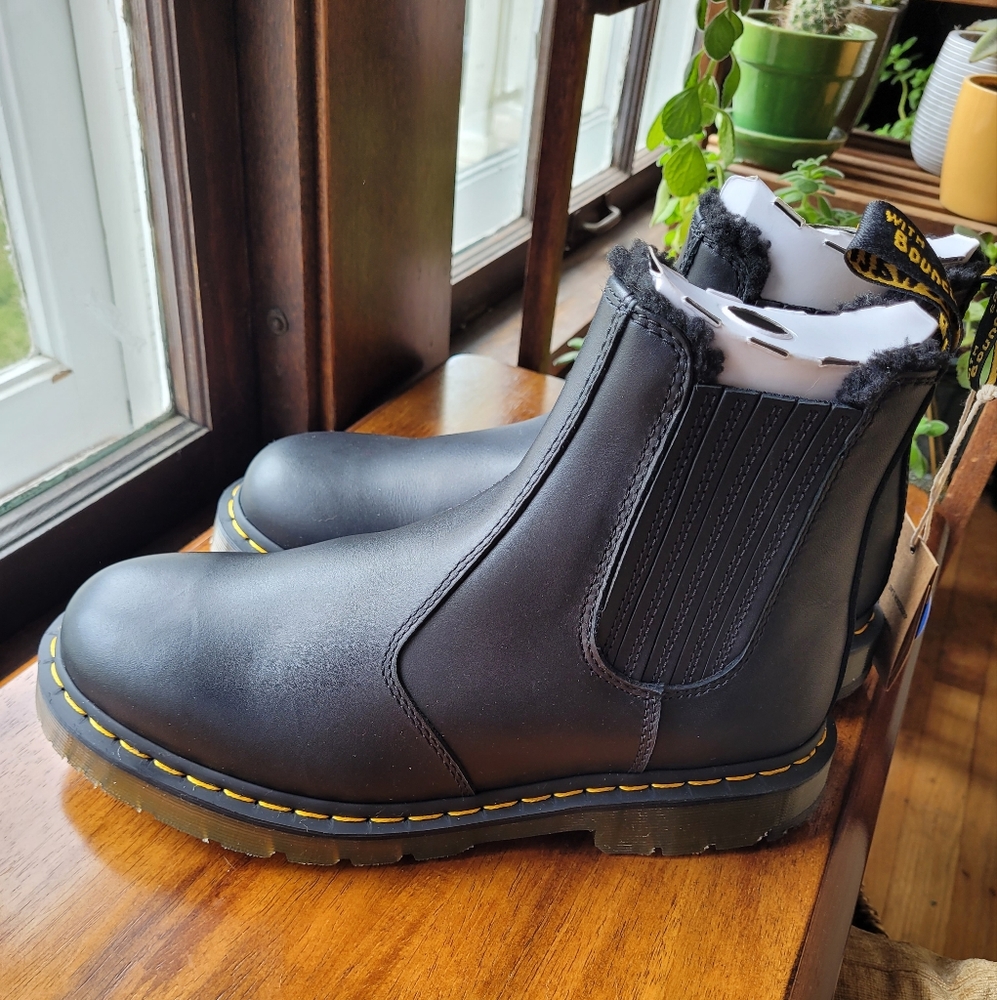 Brand new in box Dr. Martens 2976 Wintergrip Leather Chelsea Boots US men's 9